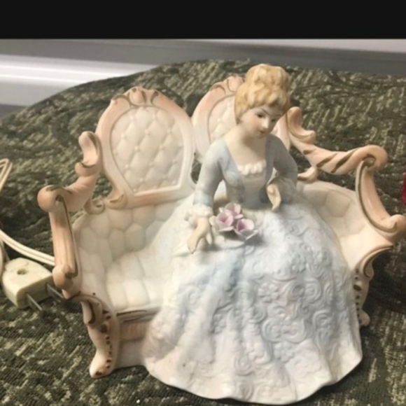 Vintage Lady in Waiting . (1960's *Porcelain*) [Night Light]  Works - Picture 4 of 4